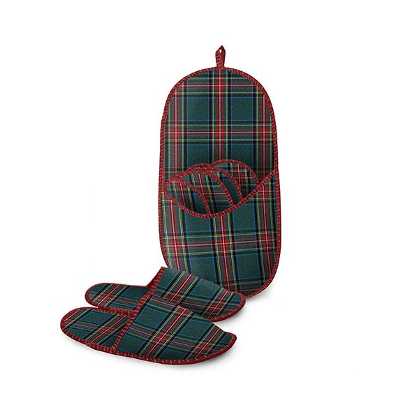 Ciabattone contenente 4 paia di ciabatte di misure diverse in poliestere con decoro Tartan verde scozzese. Da tenere a portata di mano per la propria famiglia o per gli ospiti, può essere appeso. In negozio e online su tuttochic.it