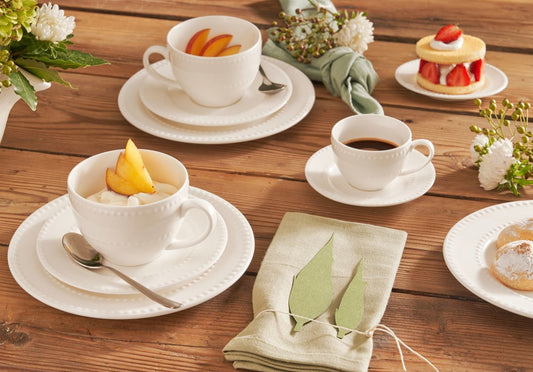 Set di 6 tazze tè con piattino in porcellana bianca. Collina, con il suo decoro semplice e raffinato, ci trasporta nel capolavoro toscano della Val d’Orcia, dove dolci colline cingono borghi antichi. Capacità: 300 cc Utilizzabile in forno tradizionale, microonde e lavastoviglie. In negozio e online su tuttochic.it