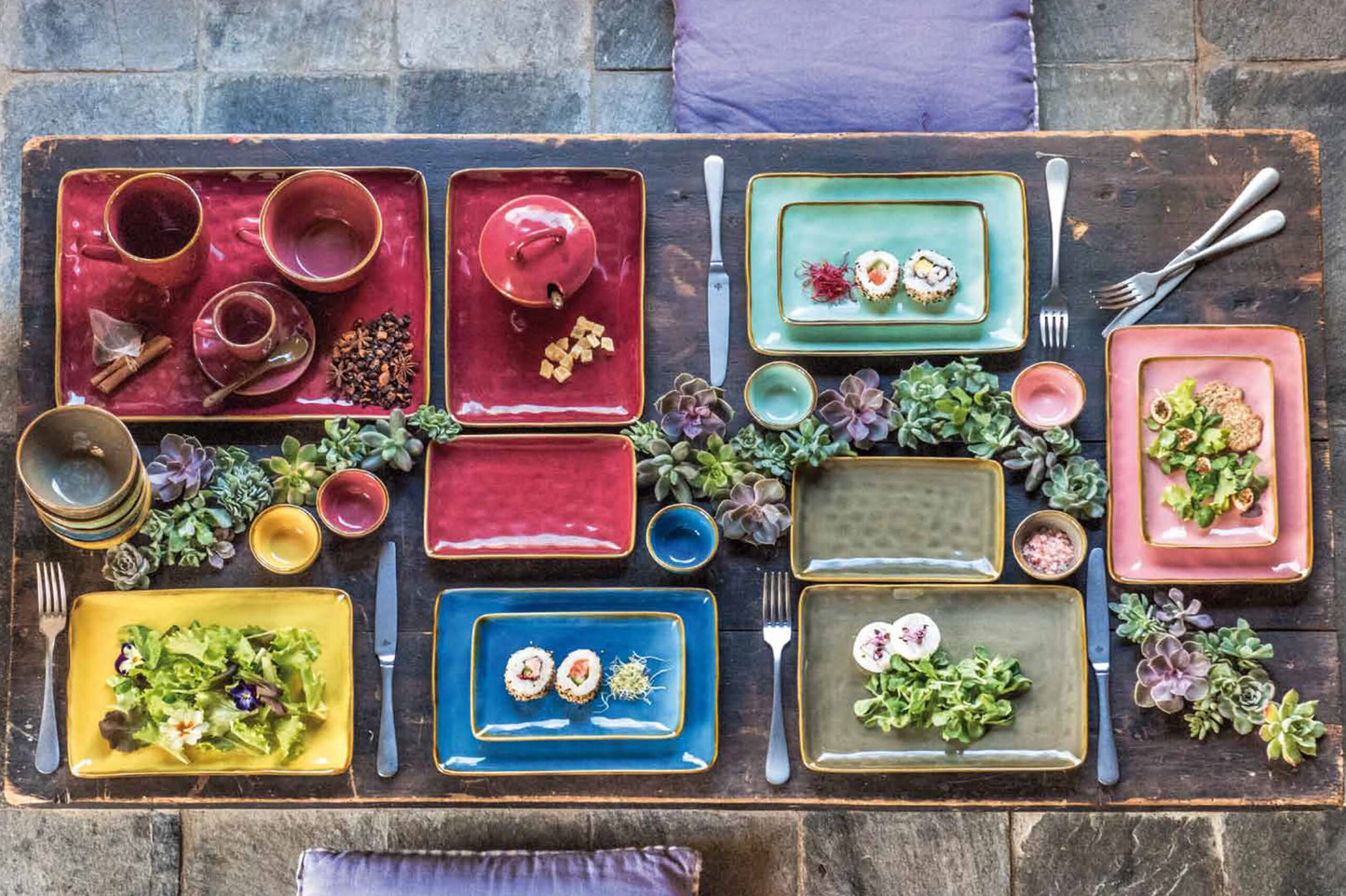 Vassoietto rettangolare in porcellana di colore rosso corallo. Colori e forme moderne si mescolano con armonia ed elementi della tradizione. Dimensioni: cm 32 x 8 Materiali: Stoneware Lavabile in lavastoviglie Utilizzabile in microonde. In negozio e online su tuttochic.it