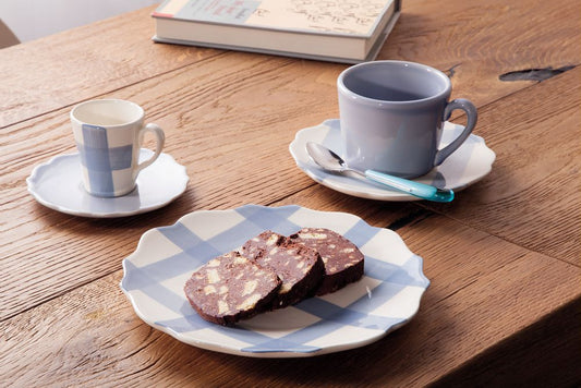 Set di 6 coppette in ceramica do colore azzurro. Dimensioni: diametro cm 14 x 7 h Utilizzabile in lavastoviglie e microonde. In negozio e online su tuttochic.it