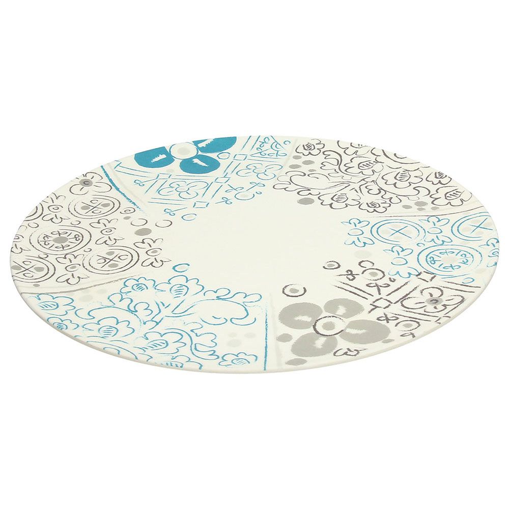 Piatto portata tondo in fibra di Bambù decorata. Dimensioni: diametro cm 34 Per alimenti, lavabile in lavastoviglie. In negozio e online su tuttochic.it