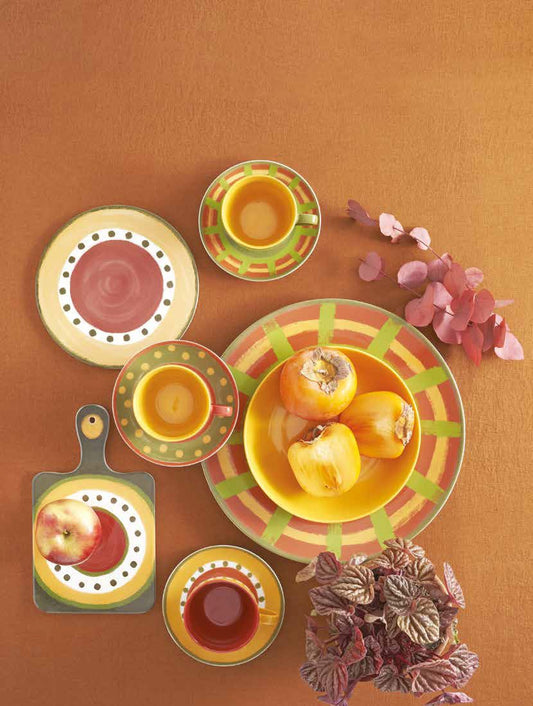 Tazza da colazione con piatto in porcellana decorata. Capacità: cc 270 Cottage è una collezione perfetta per la stagione autunnale. Il trattamento pittorico e i colori caldi della terra rimandano alle campagne tipiche del mediterraneo. Utilizzabile in lavastoviglie e microonde. In negozio e online su tuttochic.it