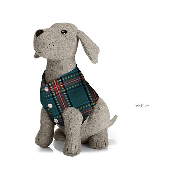 Fermaporta a forma di cagnolino in poliestere di colore grigio e gilè di colore tartan verde scozzese, riempito di sabbia. Dimensioni: cm 18 x 25 x 25h. In negozio e online su tuttochic.it