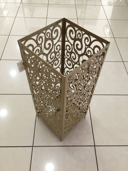 Porta ombrelli in metallo lavorato, colore oro laccato. Dimensioni: cm. 25 x 25 x 65 H. In negozio e online su tuttochic.it