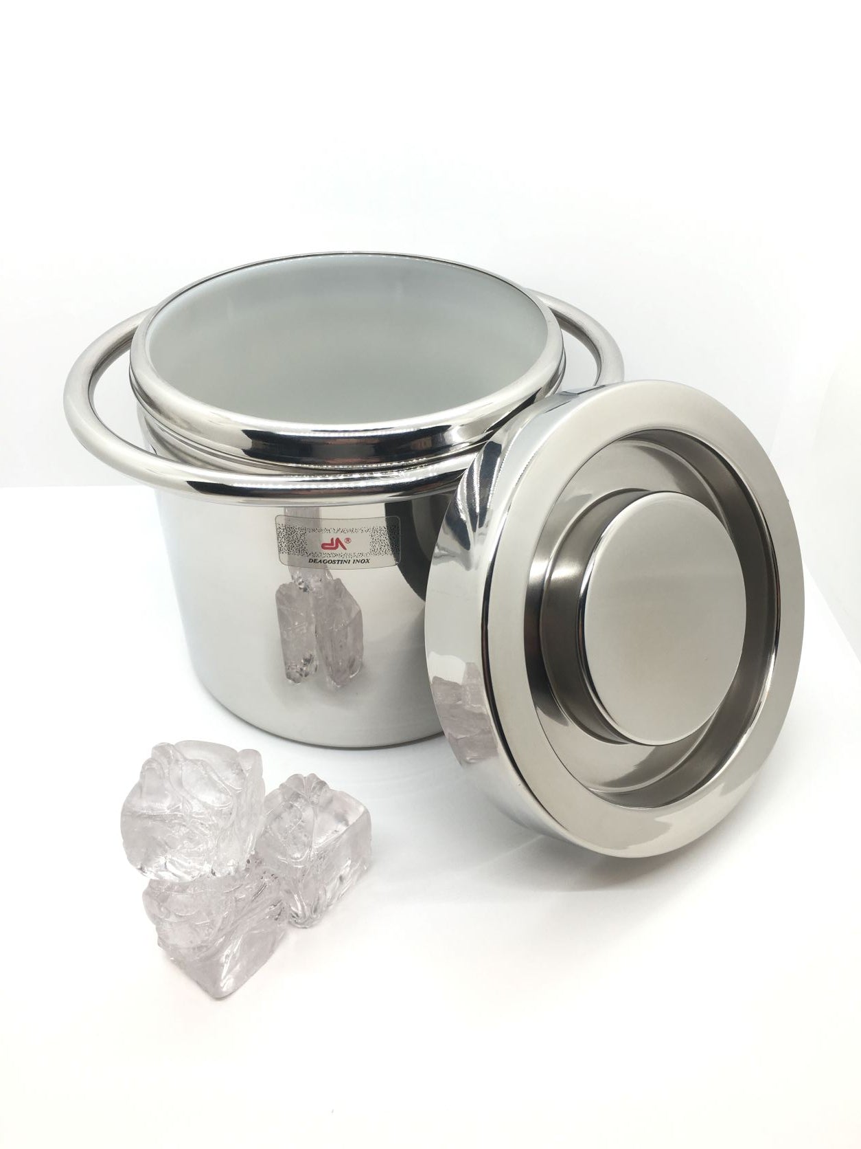 Cestello portaghiaccio termico con coperchio in acciaio inox 18/10. Grazie alla parete interna in plastica per alimenti isolante, garantisce una durata più lunga del ghiaccio. Dimensioni: cm Ø 15 x 15 h, ( cm 20 x 16 h ingombro massimo). In negozio e online su tutttochic.it