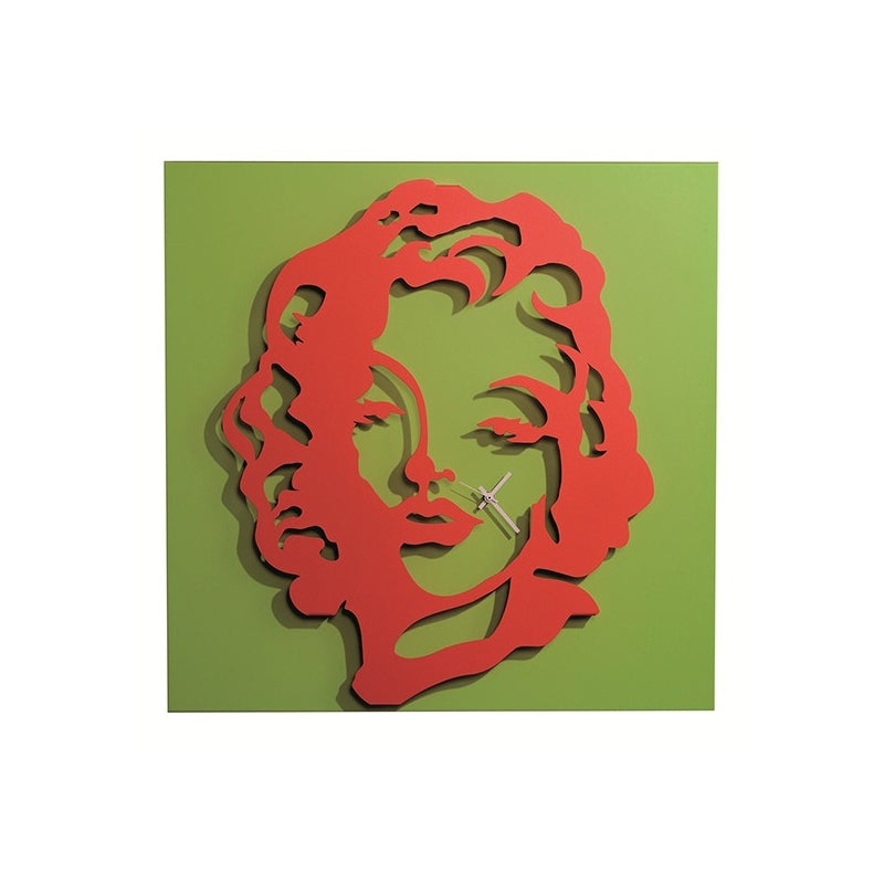 Orologio da parete in metallo di colore verde e rosso pomodoro raffigurante Marilyn Monroe. Dimensioni : cm. 59 x 59 x 6. In negozio e online su tuttochic.it