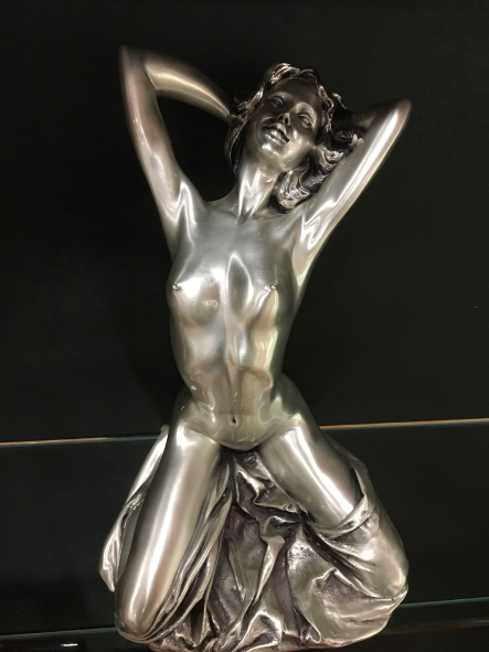 Scultura donna con velo in resina argentata. Dimensioni: cm 23 x 20 x 33 h Peso kg 4,375 Il prodotto va pulito con un panno umido senza alcun prodotto chimico. In negozio e online su tuttochic.it