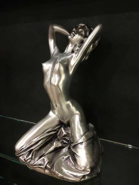 Scultura donna con velo in resina argentata. Dimensioni: cm 23 x 20 x 33 h Peso kg 4,375 Il prodotto va pulito con un panno umido senza alcun prodotto chimico. In negozio e online su tuttochic.it