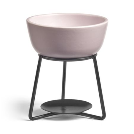 Illuminate la vostra casa con questo delizioso bruciatore per cera Pebble di Yankee Candle. Una ciotola di ceramica dalla raffinata finitura opaca che poggia su una moderna base in metallo. Dimensioni: cm 10 x 12 h. In negozio e online su tuttochic.it