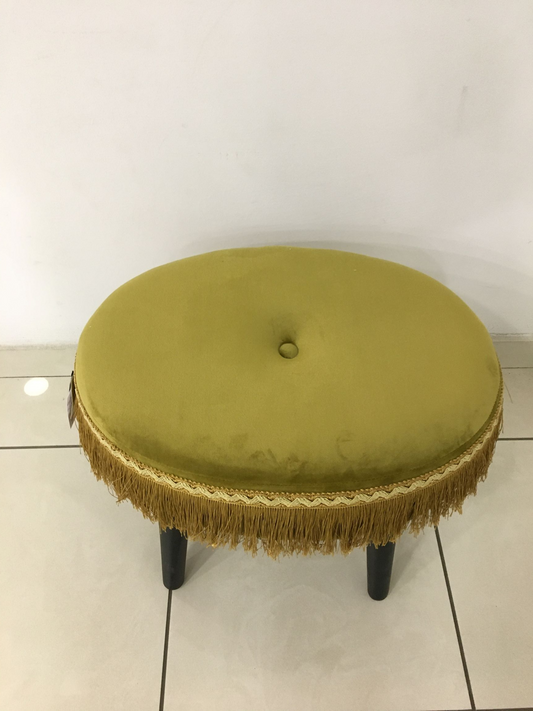 Sgabello in velluto verde antico con frange. Dimensioni: cm 48 x 35 x 37 h