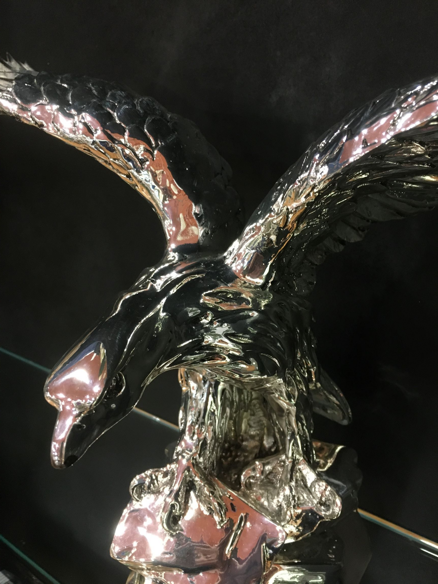 Aquila in resina argentata. Dimensioni : cm 39 x 20 x 30 altezza. Peso kg 2,890 Il prodotto va pulito con un panno umido senza alcun prodotto chimico. In negozio e online su tuttochic.it