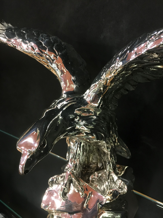 Aquila in resina argentata. Dimensioni : cm 39 x 20 x 30 altezza. Peso kg 2,890 Il prodotto va pulito con un panno umido senza alcun prodotto chimico. In negozio e online su tuttochic.it