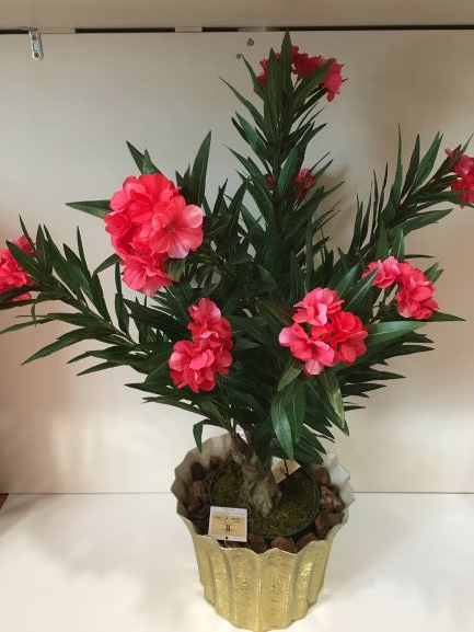 Vaso Brass in metallo colore oro, interno madreperlato avorio. Dimensioni: altezza cm. 20, diametro cm. 26. In negozio e online su tuttochic.it