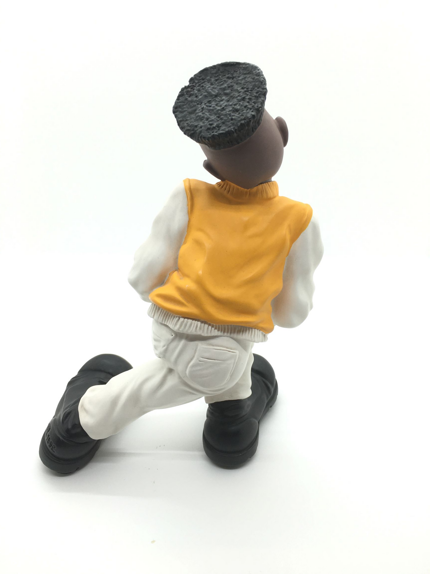 Statuina in resina decorata a mano della linea "Ballerini in Discoteca" di Antartidee Made in Italy Dimensioni: cm 13 x 8 x 18,5h