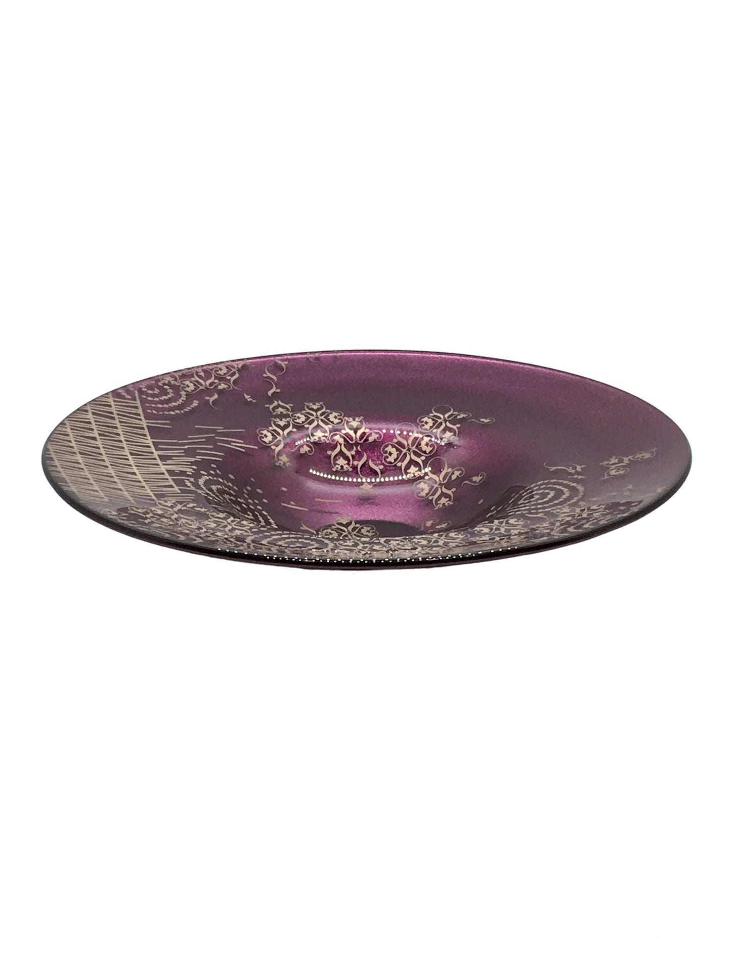 Centrotavola rotondo in vetro di colore ametista con decorazione di colore grigio/argento. Dimensioni: Ø cm 29,5 x 5,5 h. Le piccole imperfezioni che possono essere riscontrate, sono il segno di una lavorazione artistica realizzata completamente a mano. In negozio e online su tuttochic.it