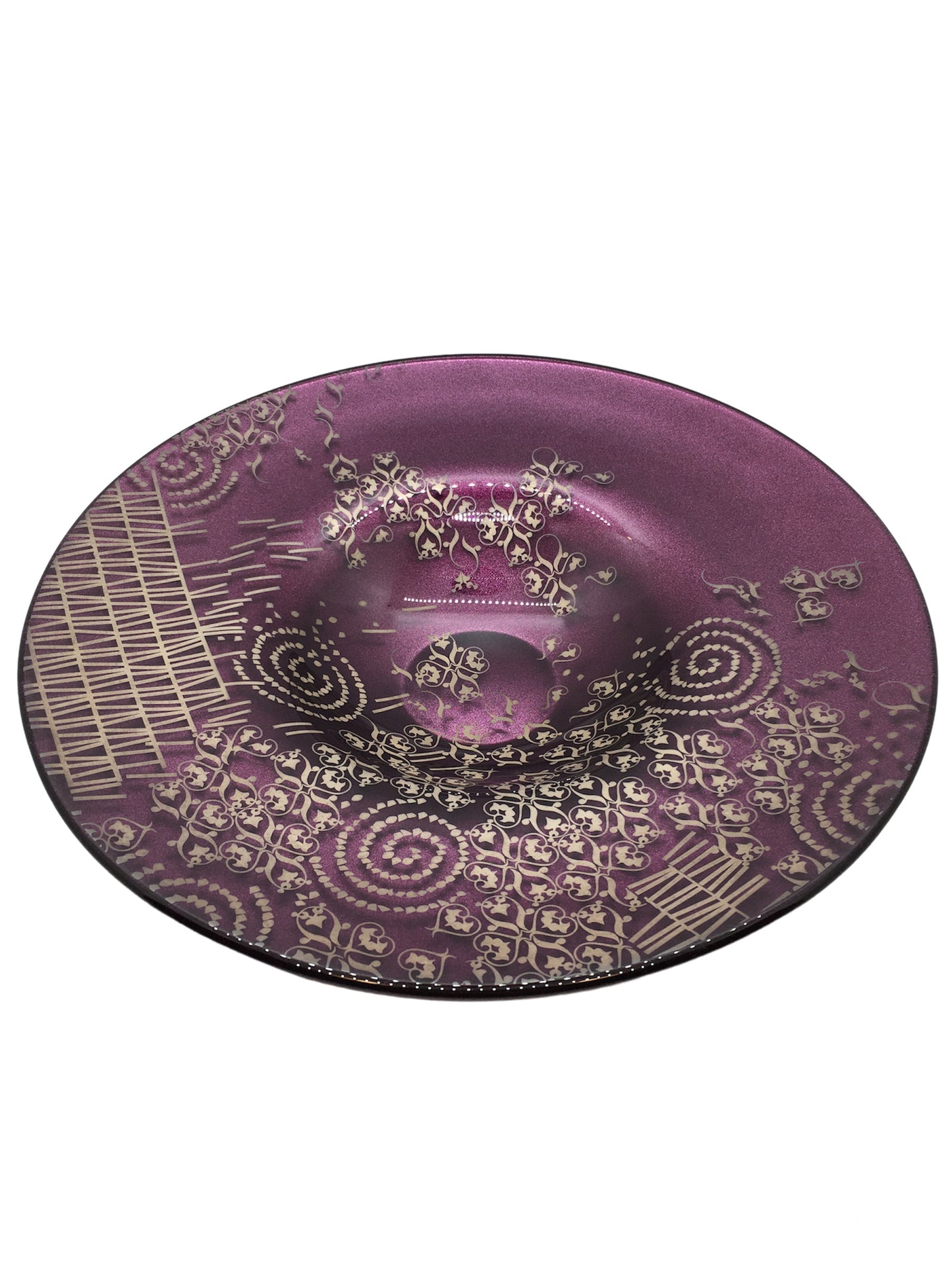 Centrotavola rotondo in vetro di colore ametista con decorazione di colore grigio/argento. Dimensioni: Ø cm 29,5 x 5,5 h. Le piccole imperfezioni che possono essere riscontrate, sono il segno di una lavorazione artistica realizzata completamente a mano. In negozio e online su tuttochic.it