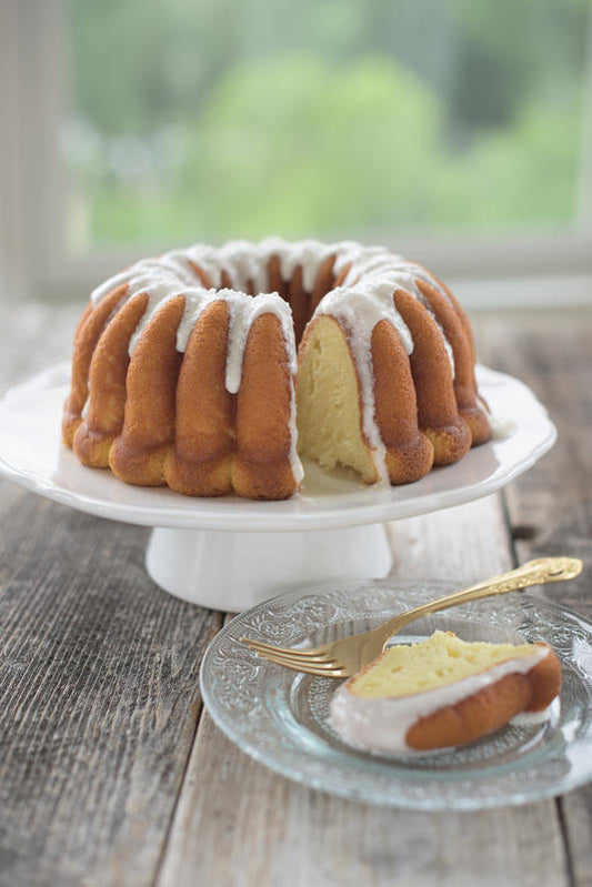 Stampo Bundt Elegant Party della serie Premier Gold Collection. Rivestimento interno antiaderente• Consigliabile il lavaggio a mano con un detergente delicato• Adatto al forno fino a 205°C• Made in USA. In negozio e online su tuttochic.it