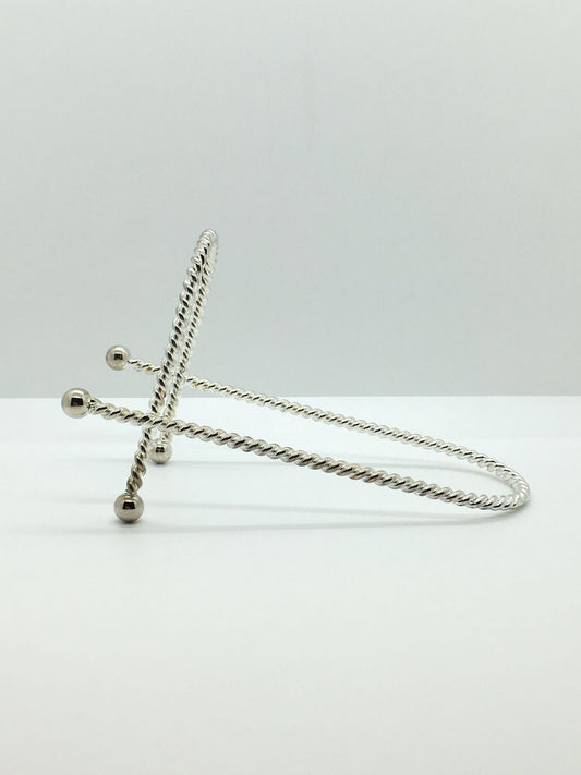 Espositore in metallo argentato per prodotti piani come piatti, vassoi, quadri ecc. Dimensioni: largo cm 8,5, lungo cm 18, alto cm 10. In negozio e online su tuttochic.it