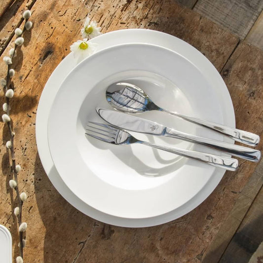 Set di 6 piatti fondi in porcellana di colore bianco diametro cm 23. Lavabile in lavastoviglie Utilizzabile in microonde Utilizzabile in forno tradizionale. In negozio e online su tuttochic.it