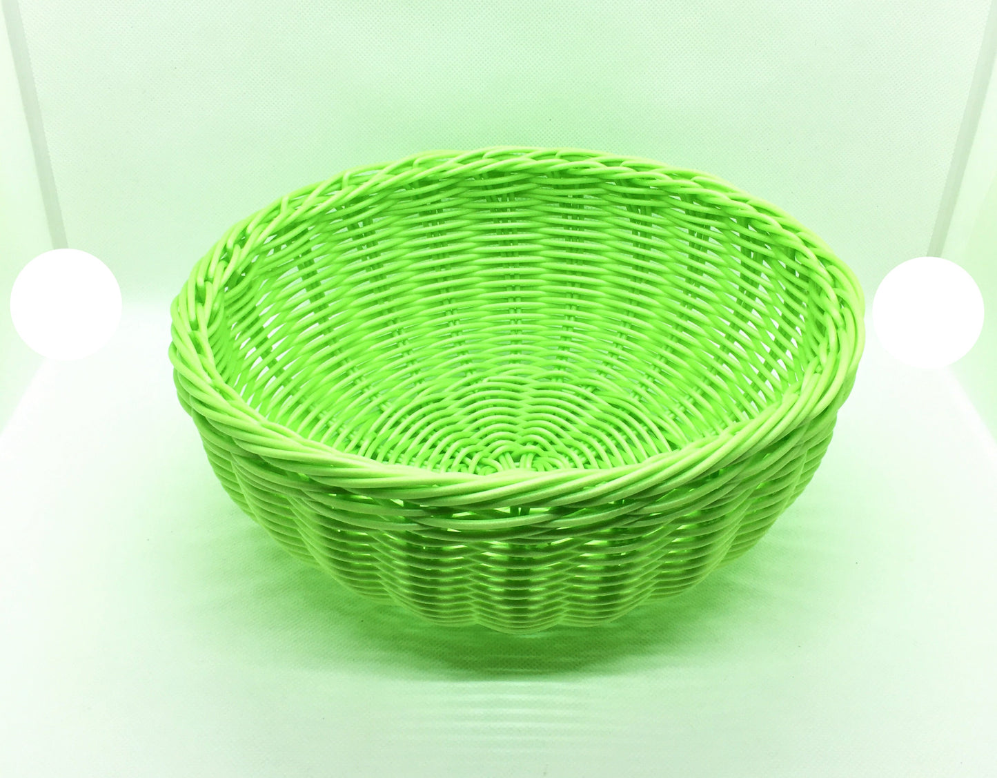 Cestino tondo in filo di plastica intrecciato di colore verde. Lavabile anche in lavastoviglie Dimensioni: diametro cm 23 x 10 h. In negozio e online su tuttochic.it