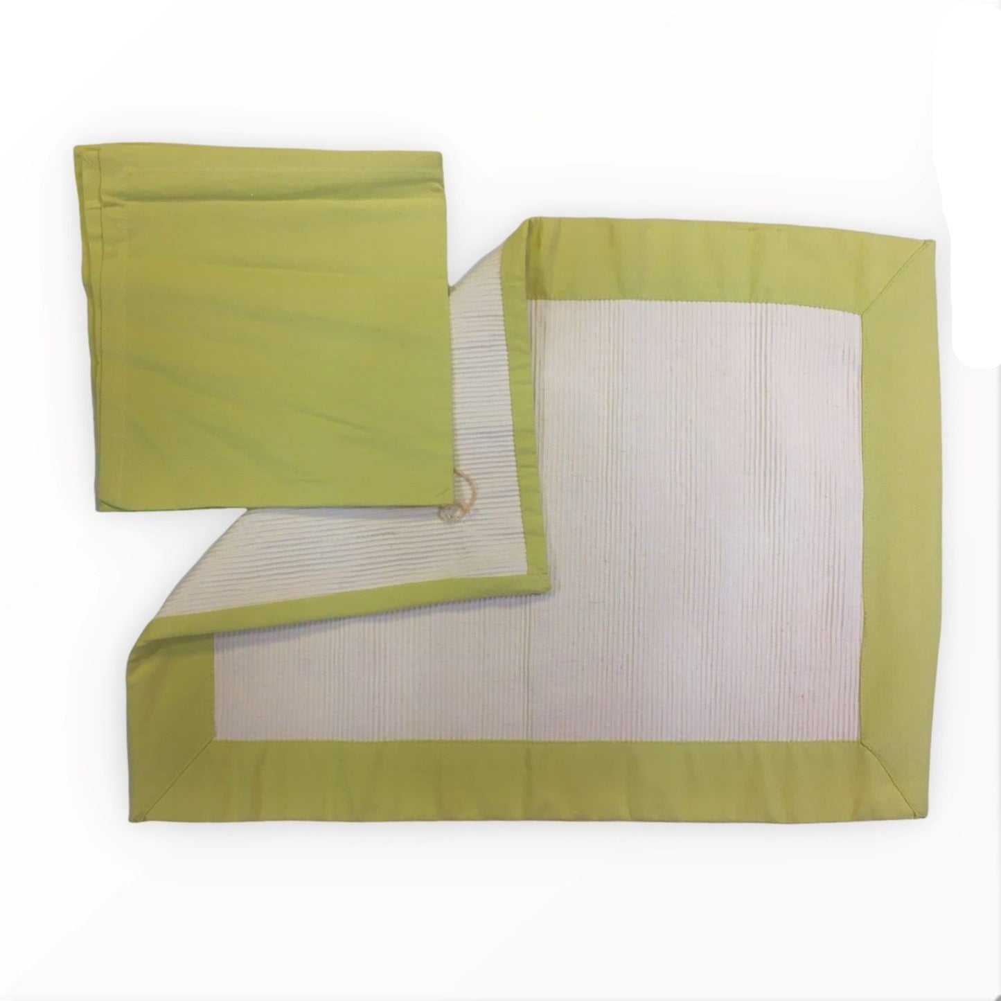 Tovaglietta rettangolare in puro cotone, resistente e facile da lavare, misura 48x36 cm. Questa tovaglietta americana è adatta per arredare la tavola per le tue colazioni o i tuoi pranzi informali. In negozio e online su tuttochic.it