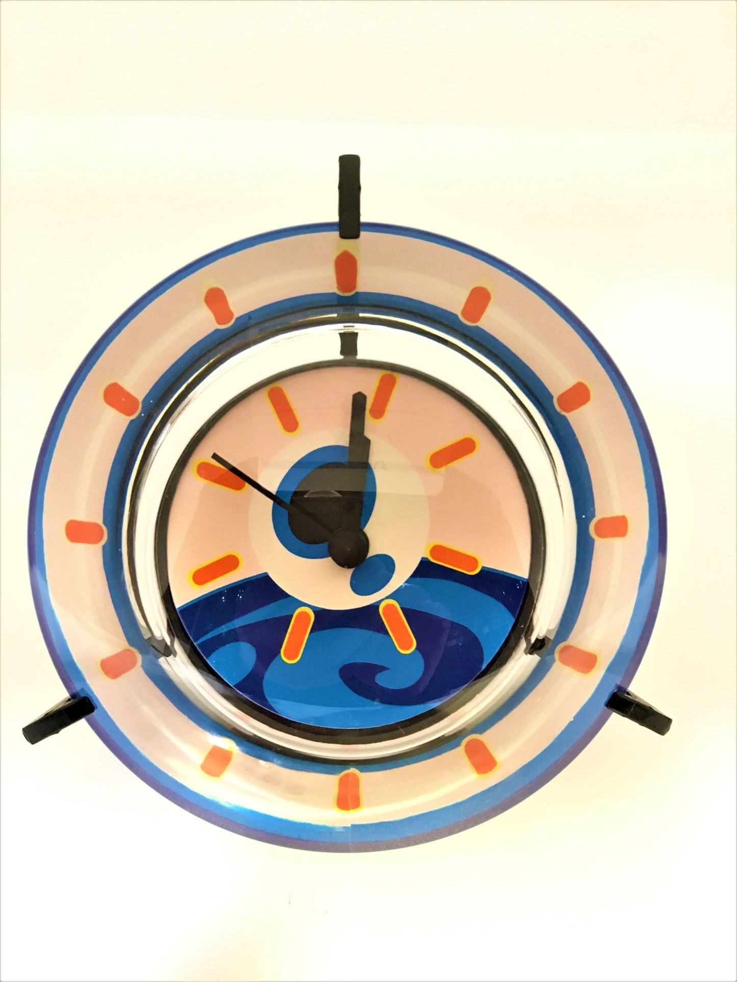Orologio da tavolo in cristallo con decoro progettato da Beppe Facente nel 2000, Edizione Limitata, della linea "Contempora" di Ritzenhoff. Custodito in una scatola di cartone su cuscino di velluto nero. Dimensioni (orologio): cm 10 x 8 h Funzionamento a batteria (inclusa)