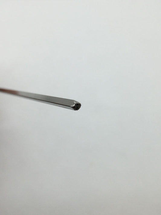 Ferretto in acciaio inox con sezione quadrata per realizzare i fusilli caserecci. Dimensioni: sezione quadrata 2,5 x 2,5 mm; lungo cm 30. In negozio e online su tuttochic.it