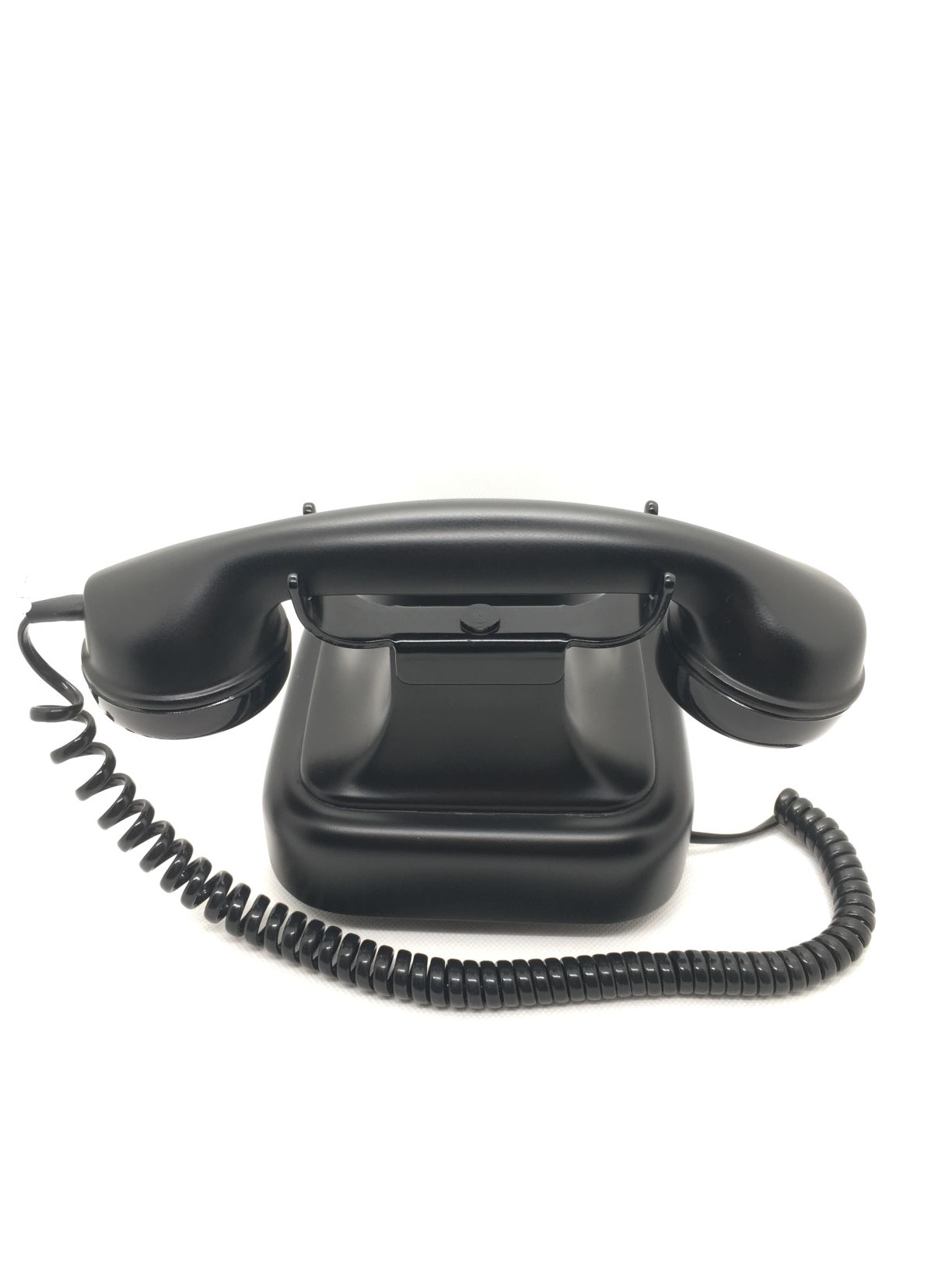 Telefono decorativo realizzato in resina pesante laccata colore nero opaco. Fatto in Italia da Sitel. Caratteriste tecniche: Cordone modulare Suoneria bitonale regolabile Completo di spina tripolare Tastiera a disco combinatore Telefono omologato dall'Istituto Superiore Poste e Telegrafi - TLC cm 24 x 15 x 15 h