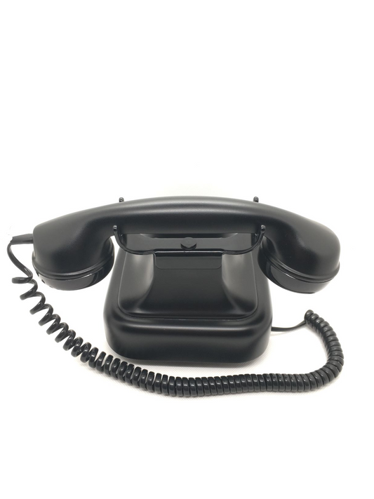 Telefono decorativo realizzato in resina pesante laccata colore nero opaco. Fatto in Italia da Sitel. Caratteriste tecniche: Cordone modulare Suoneria bitonale regolabile Completo di spina tripolare Tastiera a disco combinatore Telefono omologato dall'Istituto Superiore Poste e Telegrafi - TLC cm 24 x 15 x 15 h