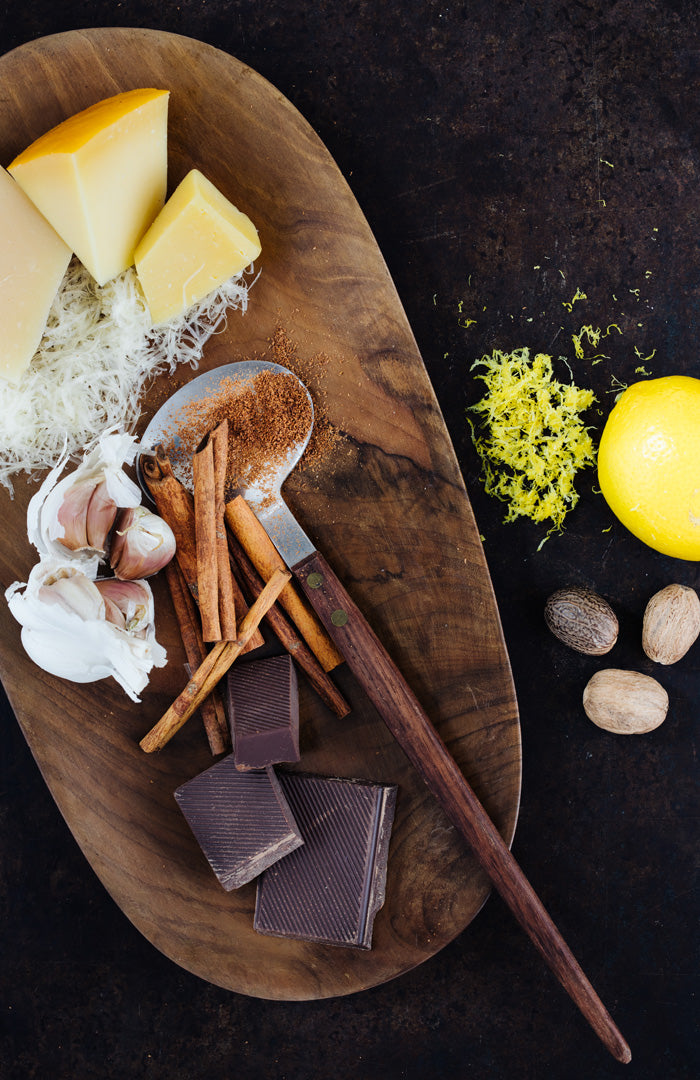 Grattugia Gourmet lama fine. L'affilatissima lama fine ha un'ampia superficie di taglio che permette di grattugiare in modo preciso e senza fatica qualsiasi tipo di agrume, ma anche formaggi, spezie, cioccolato, aglio, zenzero, tartufo, noci, rafano e molti altri ingredienti. In negozio e online su tuttochic.it