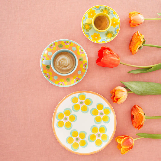 Set di 6 tazze da tè con piatto in porcellana decorata. Capacità: cc 200 Lavabile in lavastoviglie Utilizzabile in forno a microonde. In negozio e online su tuttochic.it