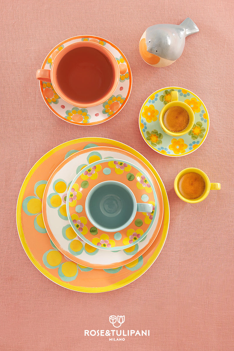 Tazza da colazione con piatto in porcellana decorata. Capacità: cc 400 Lavabile in lavastoviglie Utilizzabile in forno a microonde. In negozio e online su tuttochic.it