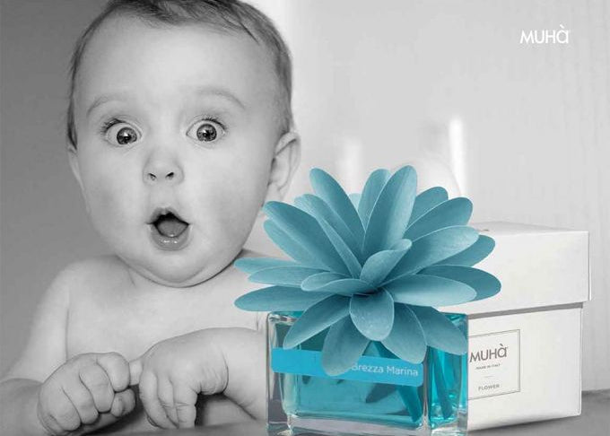 Profumatore d'ambiente con fiore in legno colorato, bottiglia in vetro rettangolare con 30 ml di fragranza. In negozio e online su tuttochic.it
