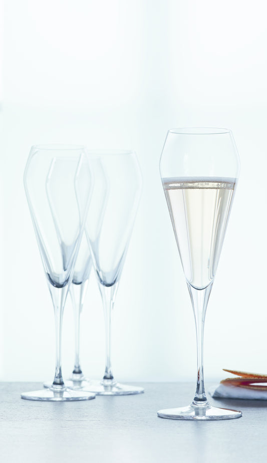Set di 4 flute champagne in vetro cristallino. Dimensioni: mm 69 x 238 h - Capacità: 240 ml. Lavabile in lavastoviglie. Selezione di prodotti Spiegelau in negozio e online su tuttochic.it