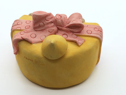 Statuina in resina decorata a mano della linea "Topini" di Artefice Ottanta. Made in Italy Dimensioni: cm 9 x 6 h