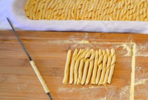 Ferretto in acciaio inox con sezione quadrata per realizzare i fusilli caserecci. Dimensioni: sezione quadrata 2 x 2 mm; lungo cm 30. In negozio e online su tuttochic.it