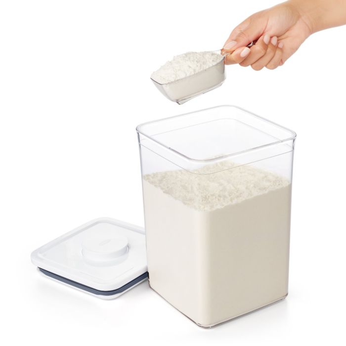 Cucchiaio ideale per misurare o porzionare ingredienti secchi come farina, zucchero, avena, riso, cereali, fagioli, granola e altro ancora. Posizionabile nella parte inferiore dei nuovi coperchi dei contenitori POP (esclusi contenitori mini). In negozio e online su tuttochic.it