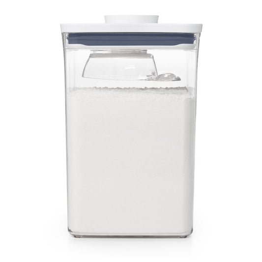 Cucchiaio ideale per misurare o porzionare ingredienti secchi come farina, zucchero, avena, riso, cereali, fagioli, granola e altro ancora. Posizionabile nella parte inferiore dei nuovi coperchi dei contenitori POP (esclusi contenitori mini). In negozio e online su tuttochic.it