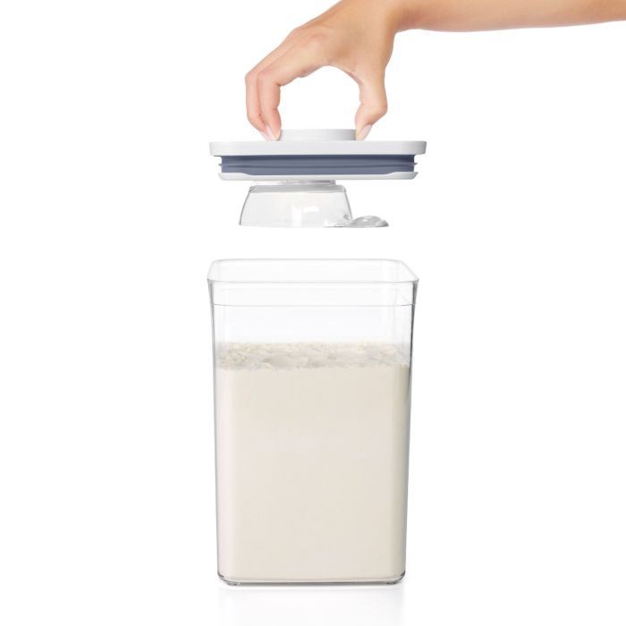 Cucchiaio ideale per misurare o porzionare ingredienti secchi come farina, zucchero, avena, riso, cereali, fagioli, granola e altro ancora. Posizionabile nella parte inferiore dei nuovi coperchi dei contenitori POP (esclusi contenitori mini). In negozio e online su tuttochic.it