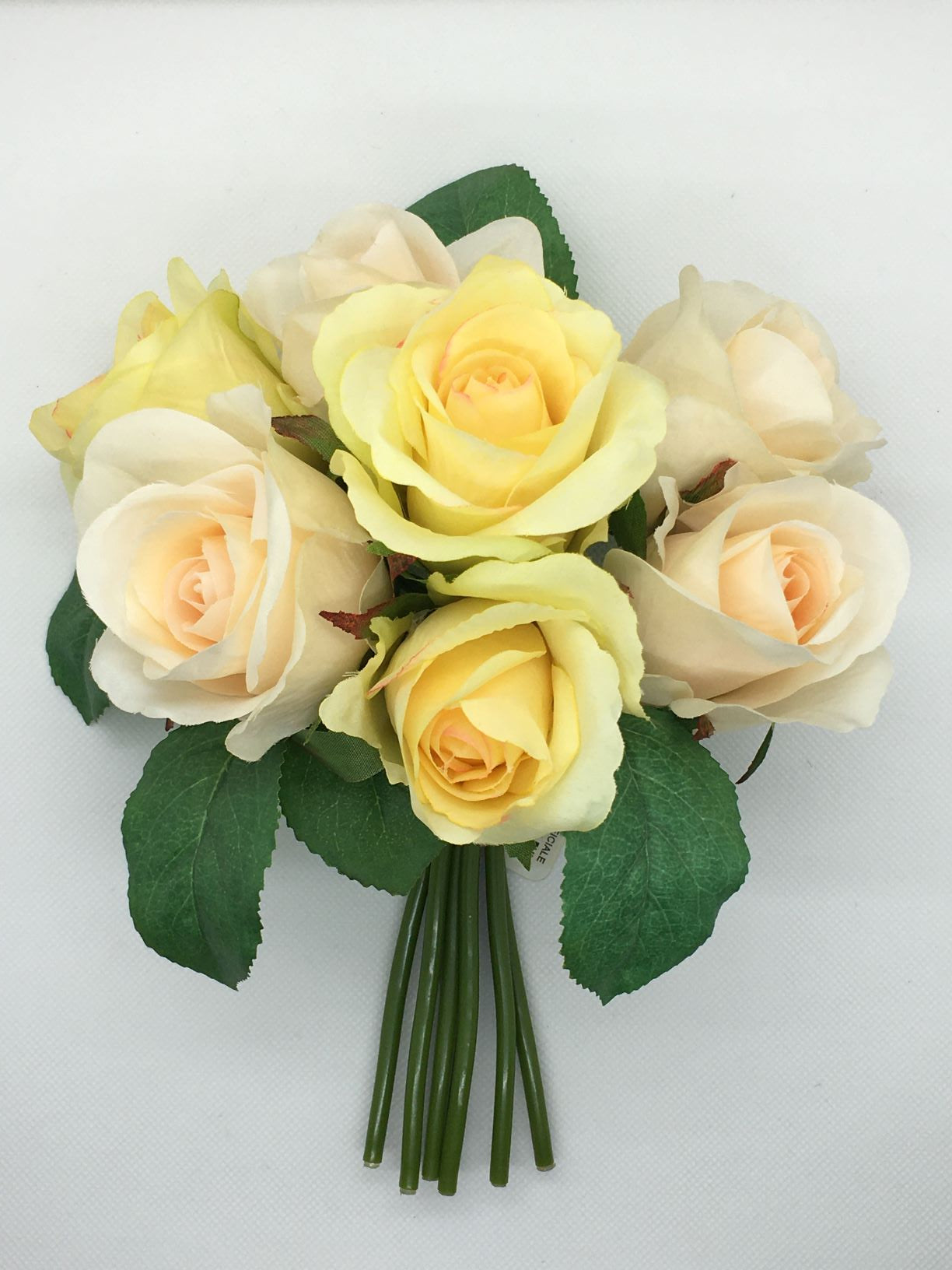 Mazzo di 7 mini rose artificiali di colori assortiti. Dimensioni: cm 23 h. In negozio e online su tuttochic.it