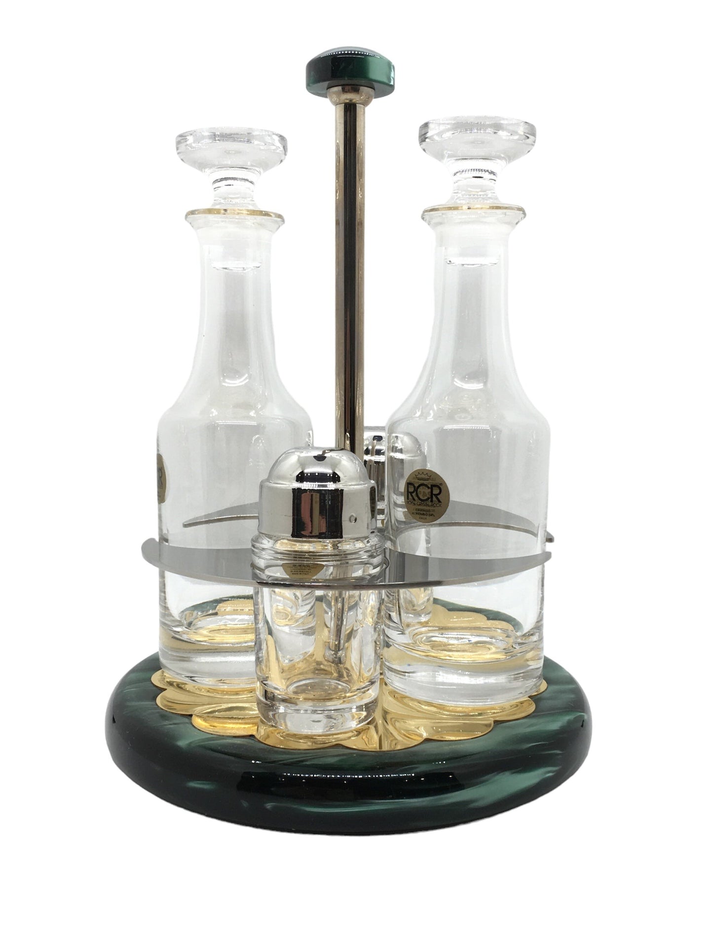 Completo olio, aceto, sale e pepe in acciaio inox, laminato oro 24k e madreperlato verde smeraldo con contenitori per olio, aceto, sale e pepe in cristallo liscio trasparente. Dimensioni: Ø cm 16 x 22, 5 h. Lavare a mano. In negozio e online su tuttochic.it