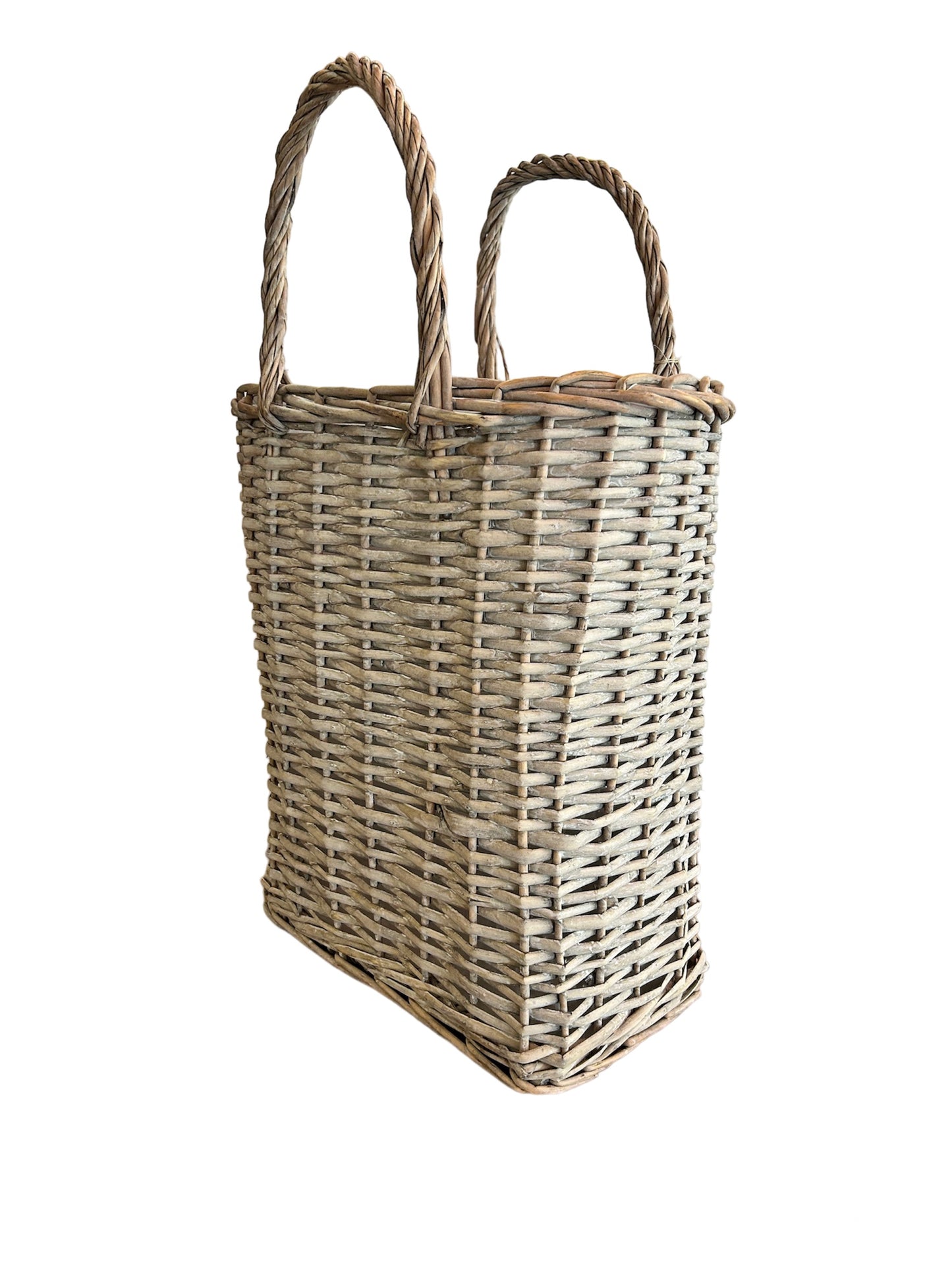 Cesto rettangolare in Rattan con 2 manici. Dimensioni: cm 40 x 27 x 68 h. In negozio e online su tuttochic.it