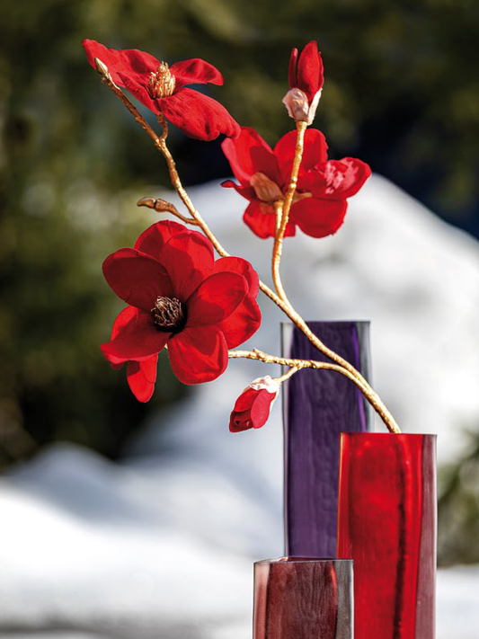 Fiore artificiale di Magnolia in tessuto di colore rosso, corolla color oro e stelo in plastica dorata. Dimensioni: cm 30 x h 78. In negozio e online su tuttochic.it