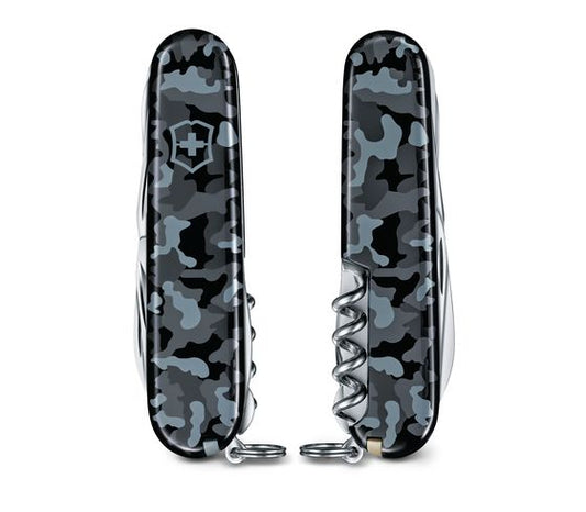 Multiuso Huntsman, con l’aggiunta delle forbici e del seghetto per legno, sei pronto a tagliare praticamente tutto. Quando è il momento di lasciare il computer e i sentieri conosciuti, sarai contento di avere in tasca Huntsman. In negozio e online su tuttochic.it