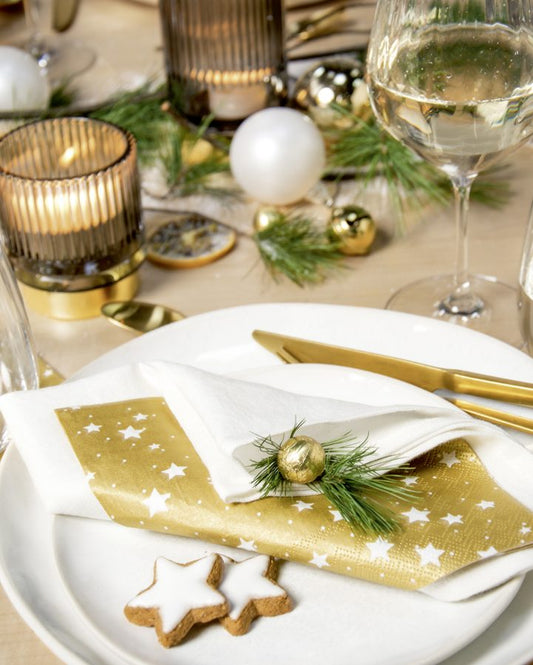 Confezione di 20 tovaglioli di carta a 3 veli decorati con tema Stelle di Natale fondo color oro . Dimensioni: cm 33 x 33. Made in Germany. In negozio e online su tuttochic.it