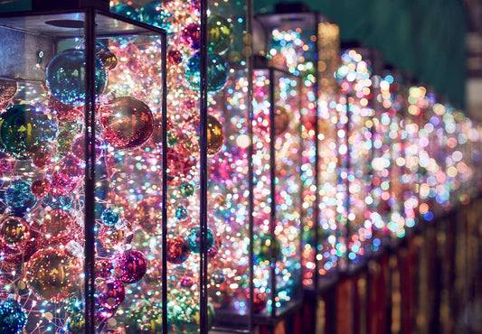 Filo con 300 luci microled cavo argento luce multicolor. Multieffeti: 7 colori x 3 velocità. Lunghezza : 3 mt. di filo + 15 mt con led. Uso interno Consumo totale: 6 W, durata 15000 ore