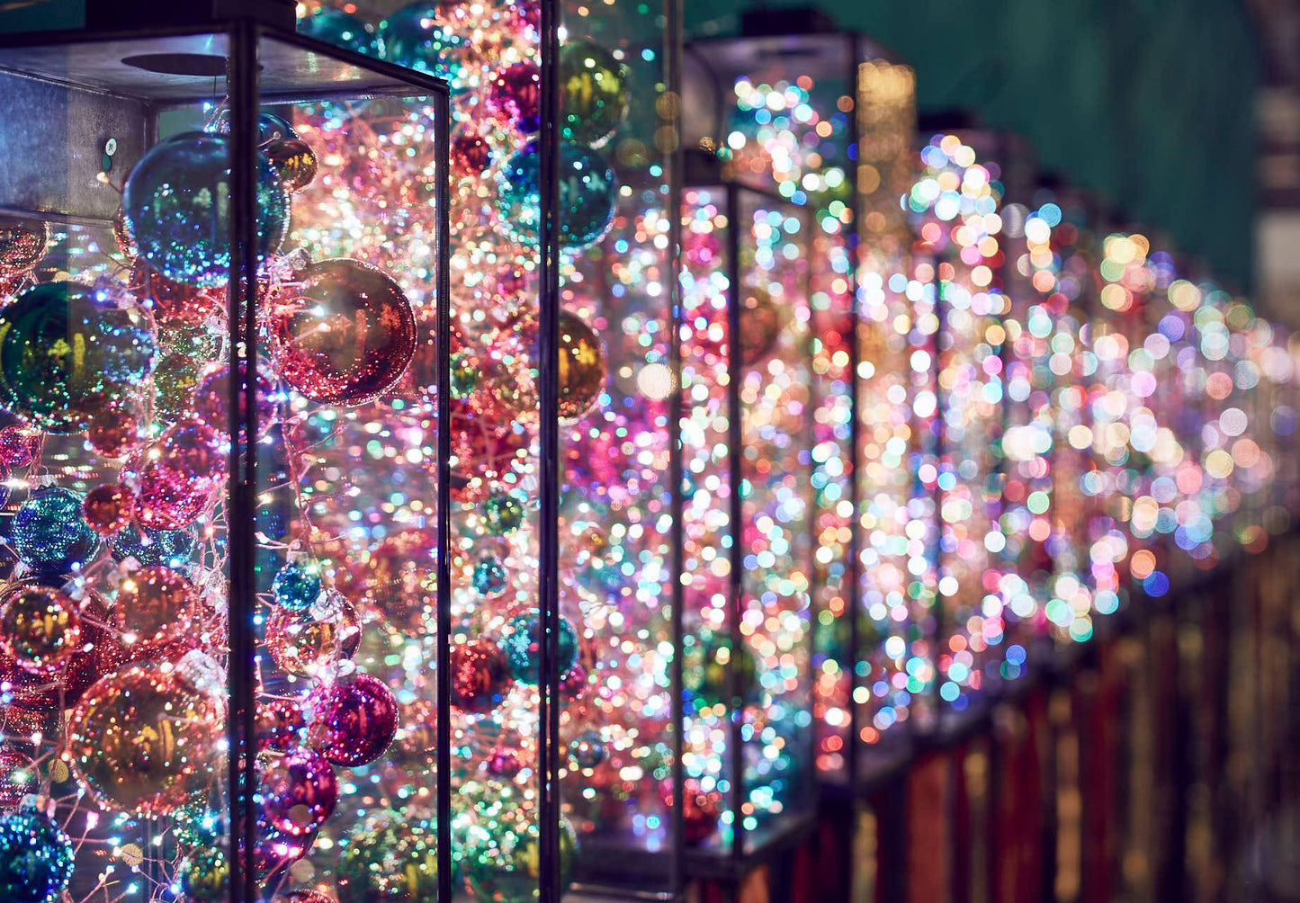 Festone con 300 luci microled multicolor cavo ramato. Multieffetti: 7 colori x 3 velocità. Lunghezza : 3 mt. di filo + 2 mt con led. Uso interno Consumo totale: 6 W, durata 15000 ore