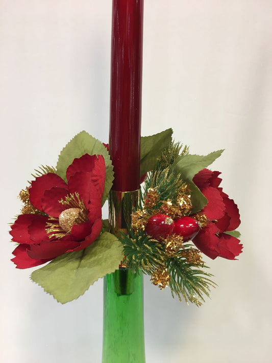 Portacandela disco con innesto, in metallo di colore argento lucido. Trasforma qualsiasi bottiglia, contenitore con bocca stretta in un candeliere. Sul disco del portacandela si può inserire una corona girocandela. Dimensioni: cm 8 x 8 h ( in bottiglia 8 x 4 h). In negozio e online su tuttochic.it