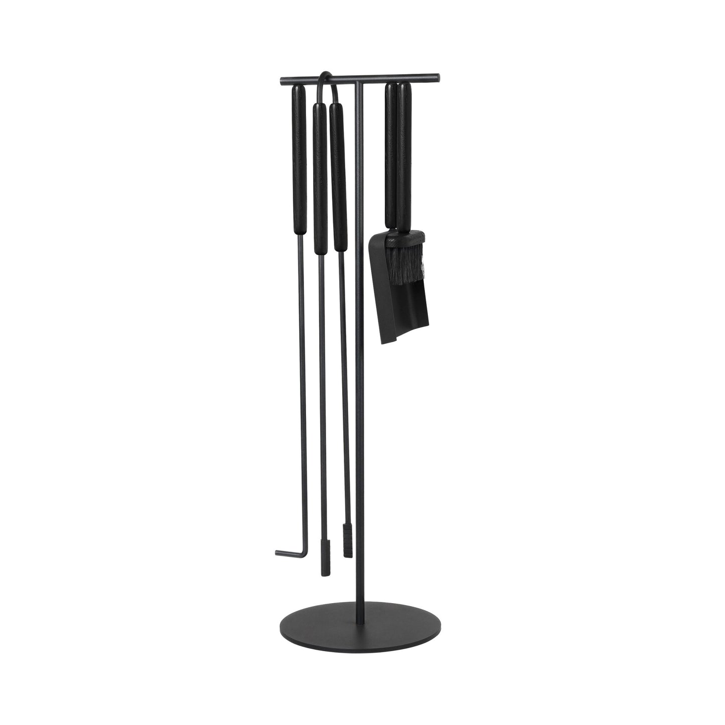Set da camino in acciaio verniciato a polvere di colore nero. Il set è composto da un supporto che sostiene i seguenti utensili: pala, scopa, attizzatoio e pinza con manici in legno di quercia verniciati in nero. Dimensioni: Altezza: 756 mm Larghezza: 220 mm Lunghezza: 220 mm. In negozio e online su tuttochic.it