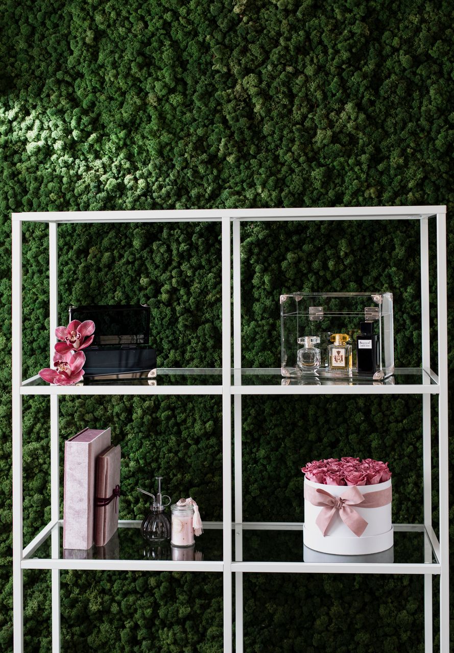 Contenitore in cristallo di acrilico trasparente con particolari in metallo cromato, ideale per riporre, come in uno scrigno, i tuoi oggetti più preziosi. Dimensioni cm 25x12,5x20 h. Spessore PMMA mm 5. In negozio e online su tuttochic.it